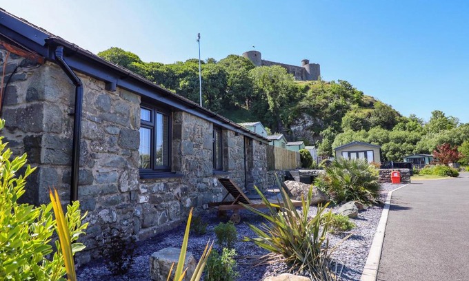 Harlech House | Tan Llech