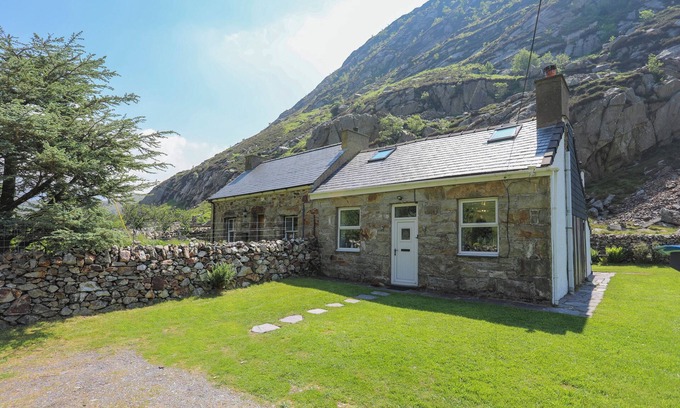 Caernarfon Cottage | TAN MEREDYDD, family friendly, with open fire in Drws Y Coed