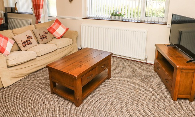 Llanelli Cottage | TAN Y DDERW, pet friendly, with a garden in Pontyates