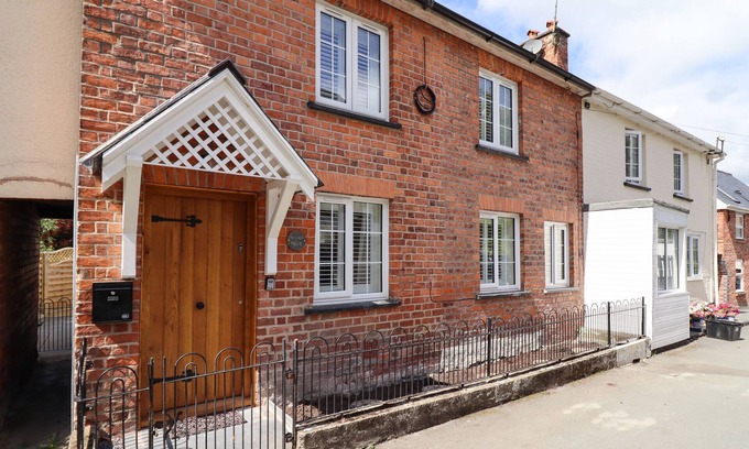 Welshpool Cottage | TAN Y DDOL, family friendly, with open fire in Llanfair Caereinion