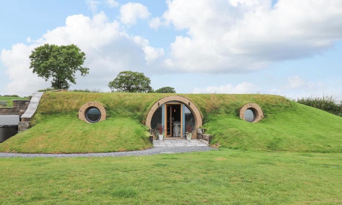 Llanfair Caereinion House | Tan Y Wawr - Derwen