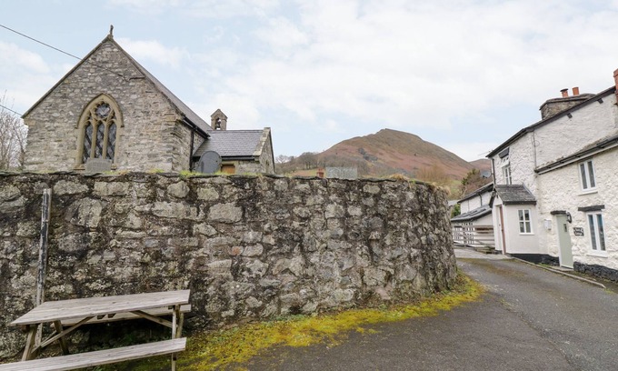 Llangynog Cottage | TANAT COTTAGE, pet friendly, character holiday cottage in Llangynog