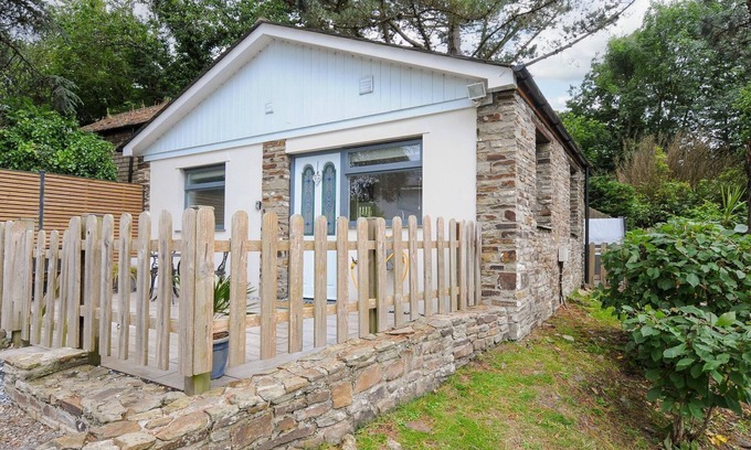Littleham Cottage | TARKA VIEW, pet friendly, with hot tub in Bideford