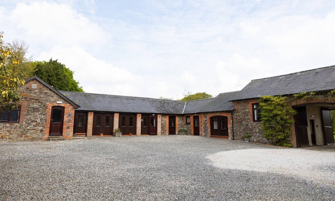 Torrington Cottage | TARQUOL COTTAGE, pet friendly, with pool in Torrington