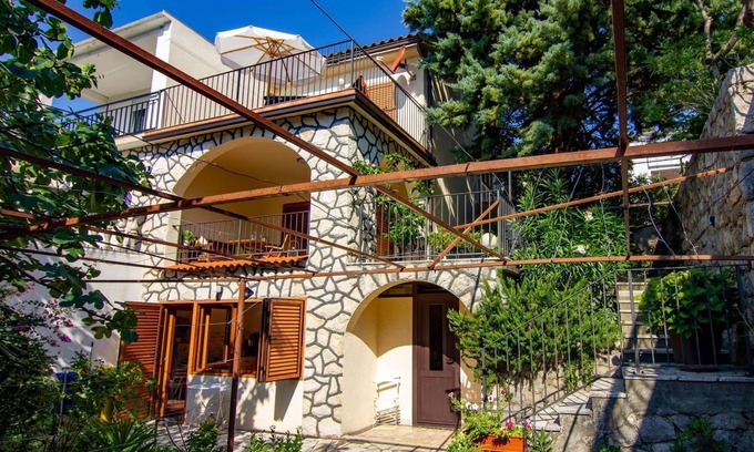 Kornic Apartment | Tasteful vacation apartment near the sea