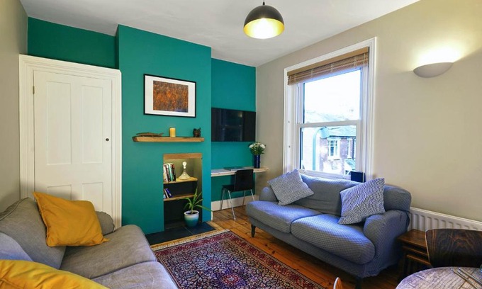 Winchester Apartment | Tastefully Decorated 1-Bed with Free Parking - At Hem