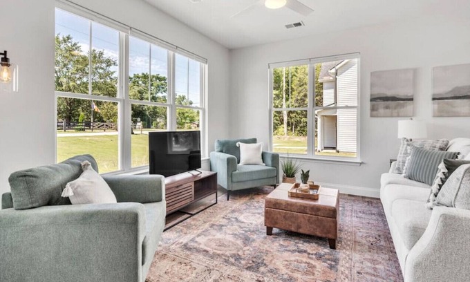 Taylors House | Taylor's Grove West- 20 min to DT Greenville/TR