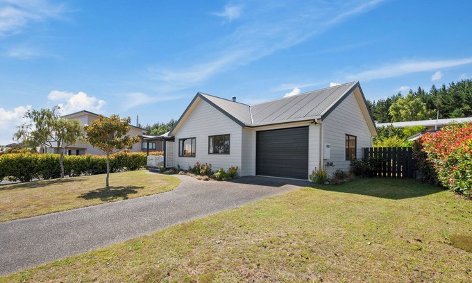 Motuoapa House | Te Kaha a cosy retreat. 5 min walk to the lake and marina.