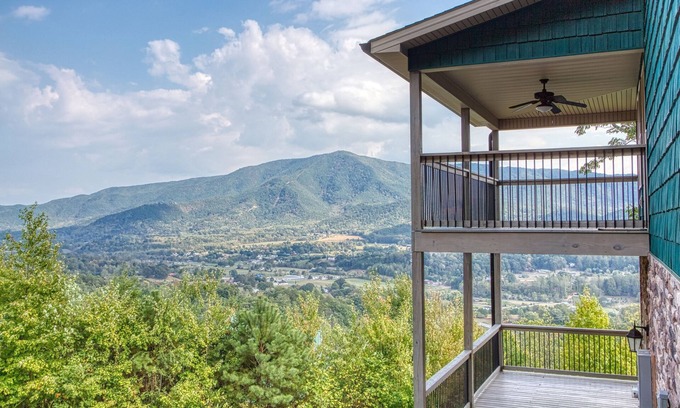 Wears Valley Cabin | Teaberry Vista - Indescribable view, spacious retreat, 6 minutes to GSMNP