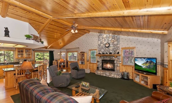 Eagle Mountain Estates Cabin | Teakwood Cozy Wood Cabin w/Fireplace & Hottub