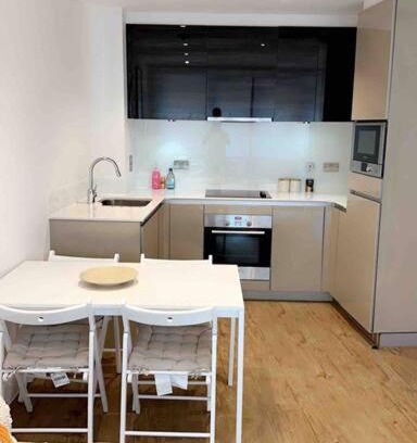 Canning Town Apartment | Tee SweetLux Apartment