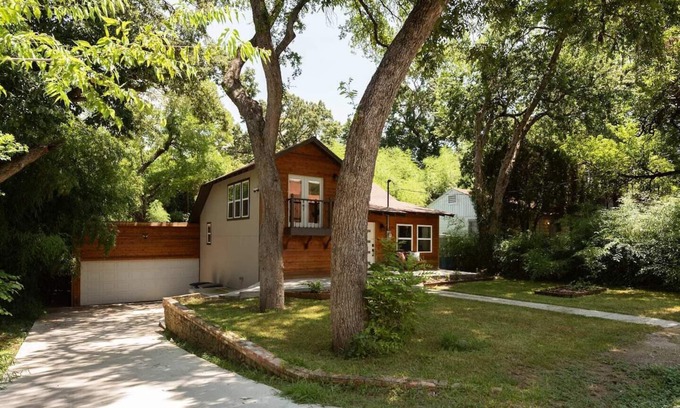 Little Forest Hills House | Teepee, Bamboo Forest, Minutes from White Rock Lake and The Arboretum