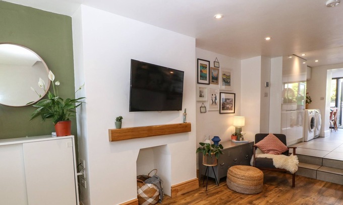 Newborough Cottage | TEGFAN, pet friendly, with a garden in Newborough