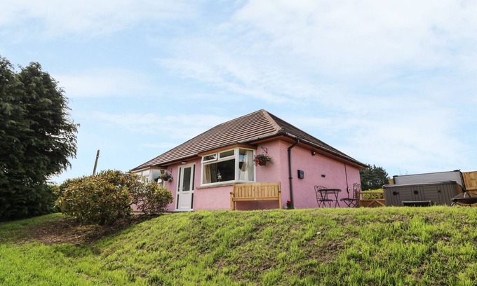 Rhayader Cottage | TEGFAN, pet friendly, with hot tub in St Harmon