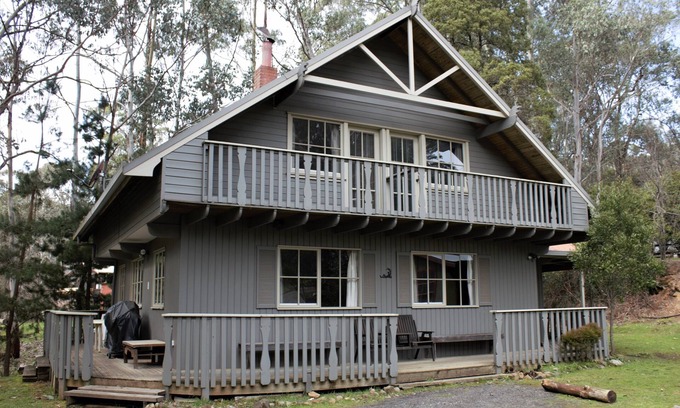 Sawmill Settlement House | TELEBU - located at the base of Mount Buller