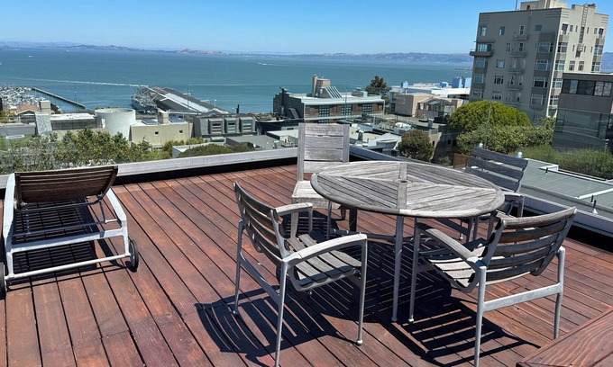 Telegraph Hill House | Telegraph Hill Coit Tower retreat.