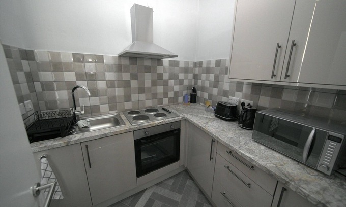 Oakengates Apartment | Telford - Apartment - Sleeps 5