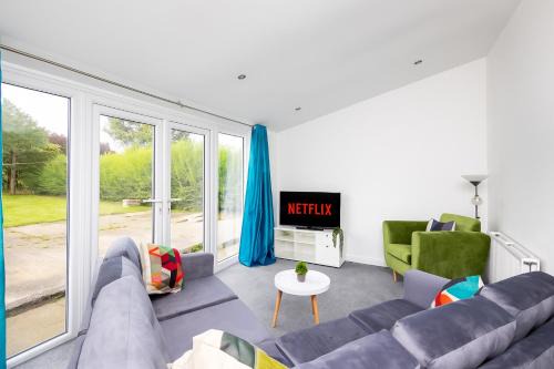 Whitkirk House | Temple by Alt-Stay Accommodation - 4 Bed House Ideal For Workforces & Relocations - Weekly & Monthly Rates Available