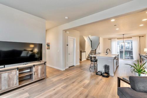 Colorado Springs House | TempurPedic Quartz Balcony Modern 3BR 3 5BA