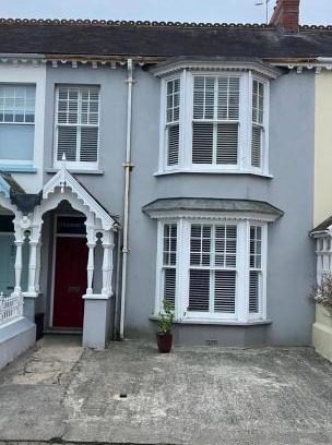 Tenby House | Tenby Victorian Villa with parking, pets allowed