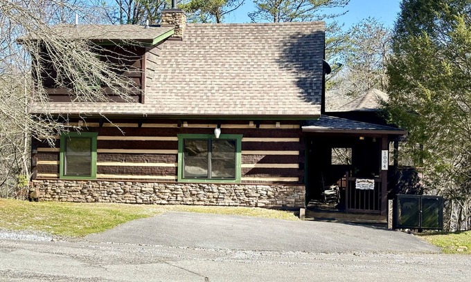 Sevierville Cabin | TENNESSEE CABIN! CONVENIENT LOCATION! COZY & COMFORTABLE! BOOK TODAY!