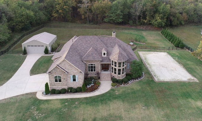 Thompson's Station House | Tennessee's Clubhouse Year Round Pool Estate