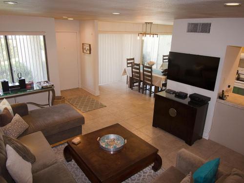 Palm Desert Apartment | Tennis on El Paseo at Sandroc Permit# STR2023-0030
