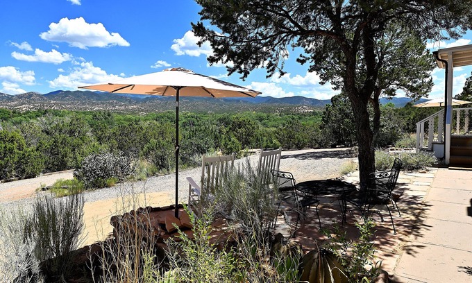 Tesuque Bed & Breakfast | Tesuque Outpost 3 Suites Mountain Views