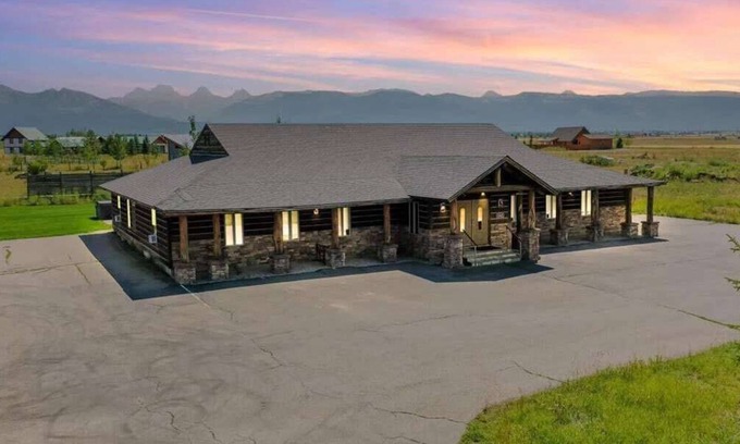 Leigh Creek Estates House | Teton Crest Lodge Sleeps 24 Ideal Reunion Spot