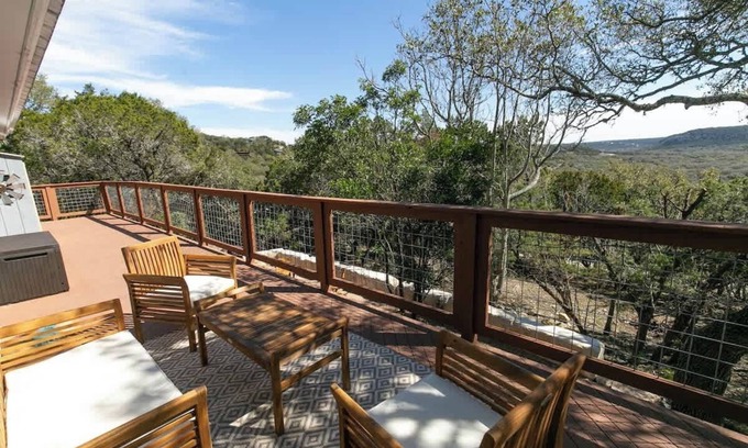 Canyon Lake House | Texas Charm Cottage - 1 Block From the Lake & Hill Country Views