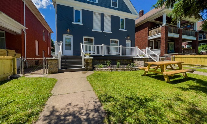 Niagara Falls House | Texas Hold-em Duplex- 3BR Free Parking