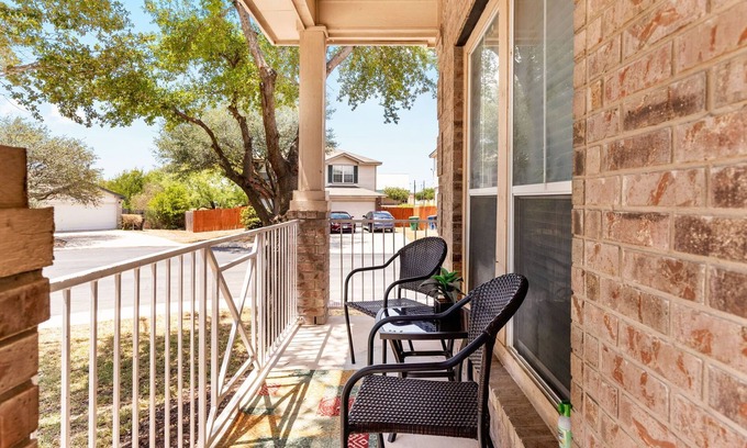West San Antonio House | Texas Two Step - welcoming getaway at the steps of Sea World, near BMT!
