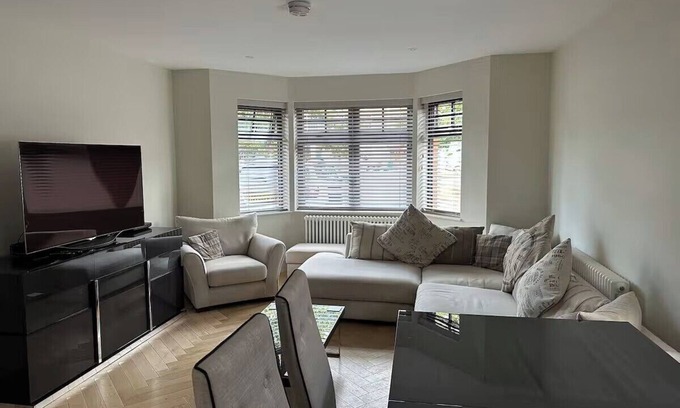 Thames Ditton Apartment | Thames Ditton Apt - Sleeps 6 - Garden & Bbq