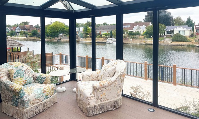 Wraysbury Bed & Breakfast | Thames Mansion - River View