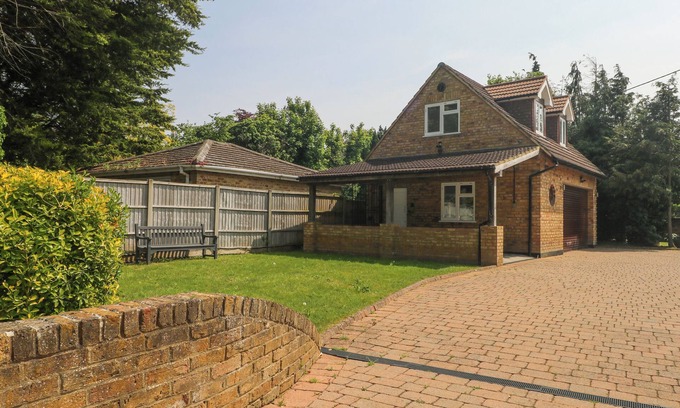 Windsor Cottage | THAMES RETREAT, pet friendly, with a garden in Wraysbury