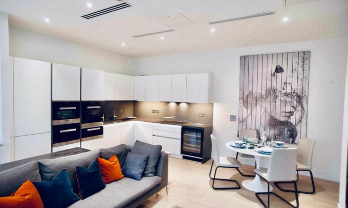Sands End Apartment | Thames riverside apartment in London