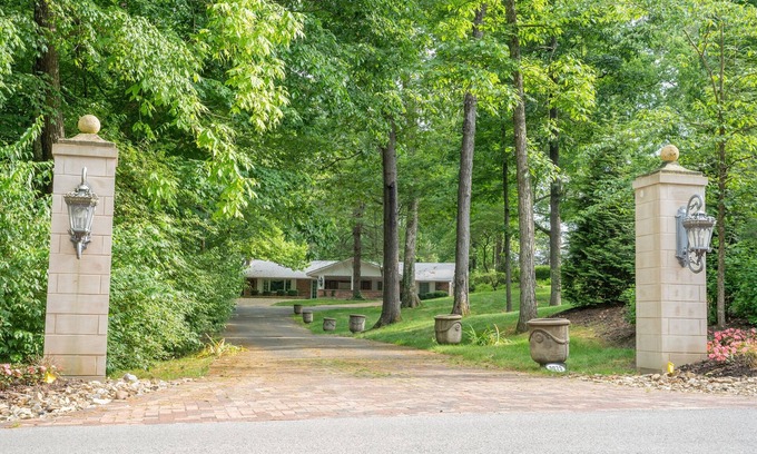 Carbondale House | Thanksgiving Dates Available for the First Time in Years!