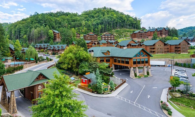 Gatlinburg Villa | Thanksgiving Week 2025 - Charming One Bedroom Deluxe Villa sleeps Six.