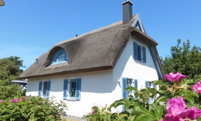Ummanz House | Thatched cottage crane