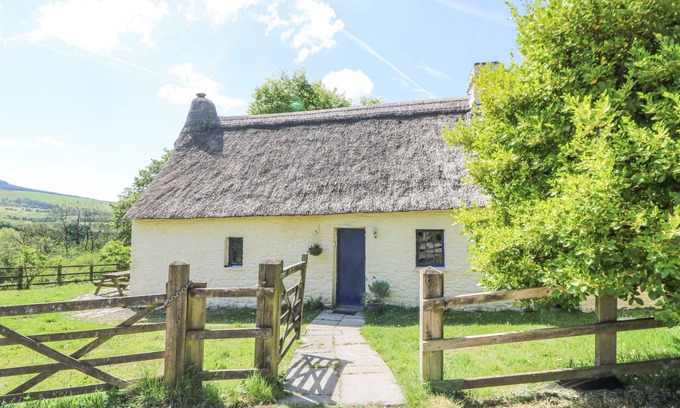 Llanybydder Cottage | THATCHED COTTAGE, pet friendly, with hot tub in Llanybydder