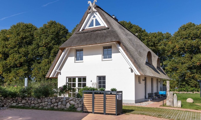 Am Salzhaff House | Thatched house XL with 4 bedrooms, fireplace and garden - Dünenrose and Tuttelduuv