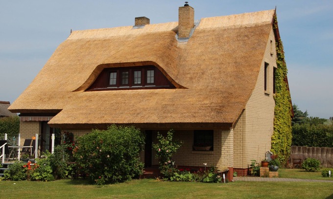 Vitte Apartment | Thatched roof, lake view, central quiet location, 2 min. to the beach