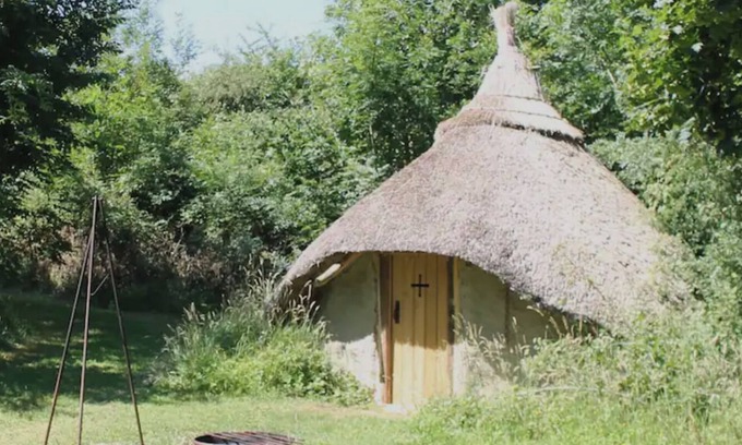 Ash Cabin | Thatched roundhouse in Somerset woodland; off-grid relaxation & campfire cooking