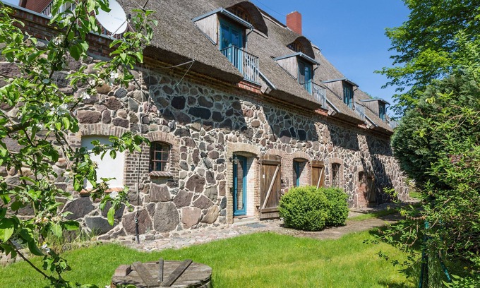Muritz House | Thatched stone barn, family-friendly, quiet location,
