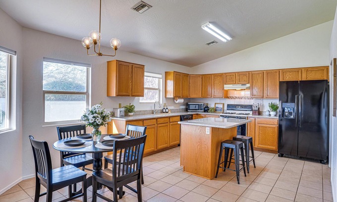 Thatcher Cottage | Thatcher Home w/Fenced Backyard: 3 Mi to Downtown