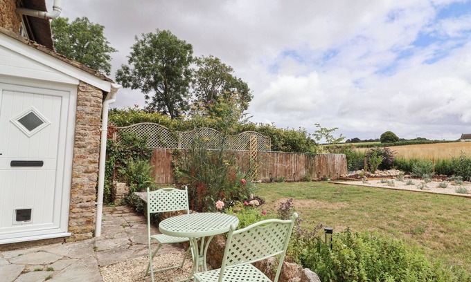 Sherborne Cottage | THATCHERS END, character holiday cottage, with a garden in Sherborne