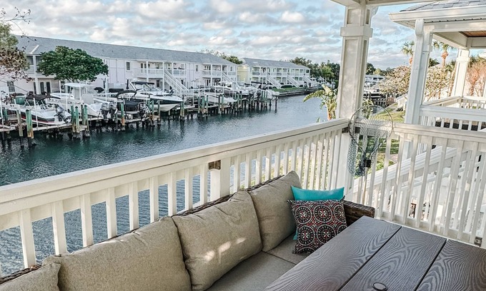 Coquina Key Condo | Thaw out your toes and watch the dolphins play at Winterfarm Southeast!