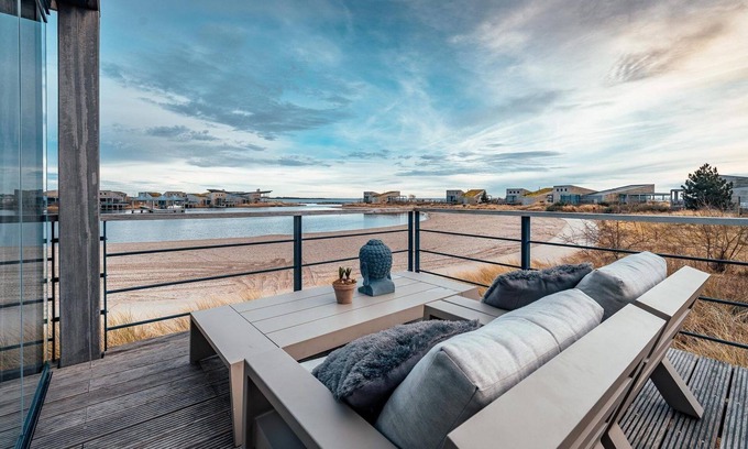 Ouddorp House | The 4 person Villa Super VIP features a luxurious and comfortably furnished interior, several terraces with conservatory and views over the water, perfect with dogs and children.