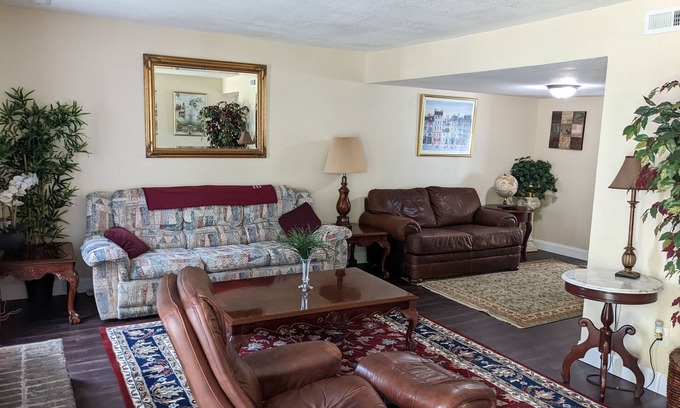 Huntsville House | The 80's Called.and there's nothin' wrong with that!
