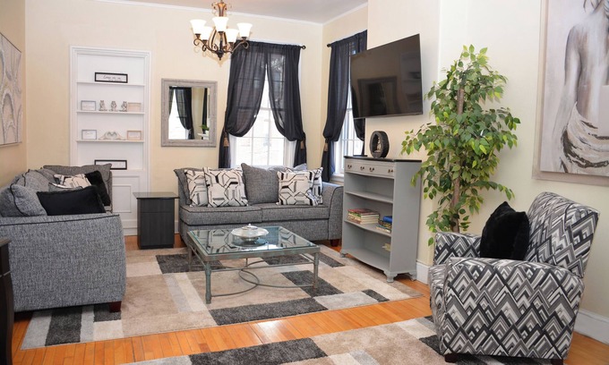 West End Condo | The 87th House